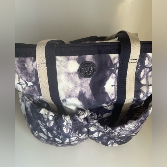 ⭐️Host Pick⭐️ Lululemon Flow and Go Tote - Picture 3 of 11